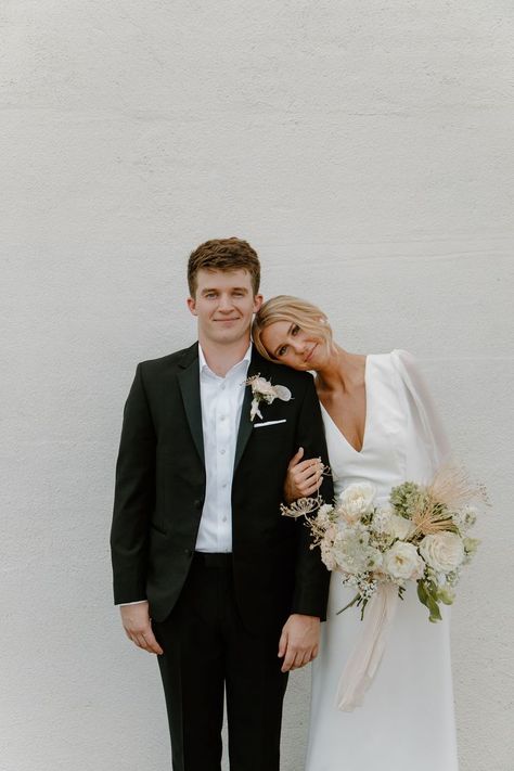 Wedding Couple Portrait, Minimal Wedding Photos, Minimal Wedding Photography, Wedding Photos Indoor, Indoor Wedding Photoshoot, Relaxed Wedding Photos, Indoor Bridal Shoot, Bride And Groom Indoor Photos, Simple Wedding Photos