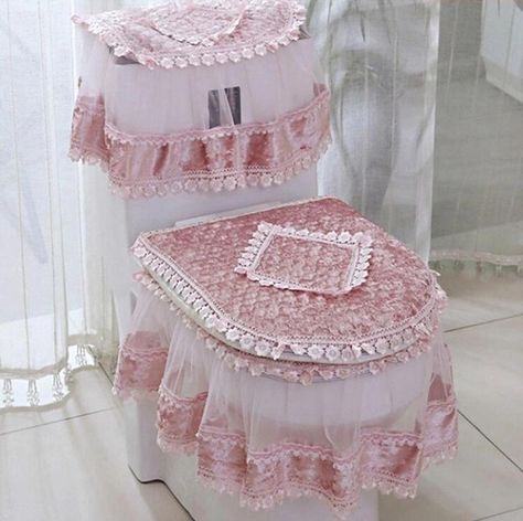 Remember sissy: your home should match who you are. With this gorgeous pink lace bathroom set, you can sissify this important room in your home! Size: Toilet seat cover: 45 * 39cm, toilet lip cover: 45 * 39.5cm, water tank cover: 39 * 19cm Weight: 500g Top-ranking material Stylish & exquisite Material: Flannel Pack King Size Duvet Covers, King Size Duvet, Toilet Covers, Bathroom Decoration, Lace Print, Toilet Seat Cover, Princess Wedding, Bathroom Sets, Shabby Chic Decor