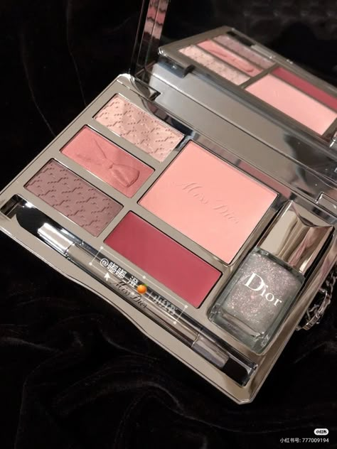 Dior Vintage Makeup, Vintage Dior Makeup, Dior Makeup Looks, Dior Makeup Products, Dior Makeup Aesthetic, Dior Cosmetics, Doll Eye Makeup, Makeup Package, Ethereal Makeup