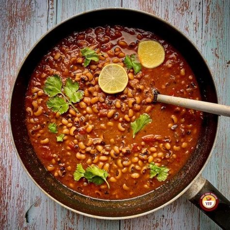 Bean Curry Recipe, Bean Curry, Black Eyed Beans, Spicy Gravy, Beans Curry, Bhaji Recipe, Goan Recipes, Food Fantasy, Chaat Masala