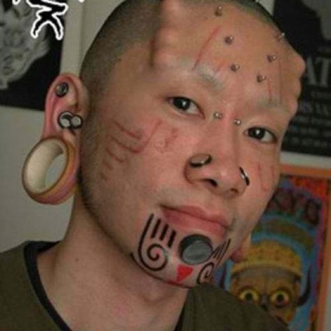 Nice Celebrity Piercings, Piercing Face, Chain Gang, Tattoo Prices, Face Piercings, Piercings Unique, Face Tattoos, Body Jewelry Piercing, Face Tattoo