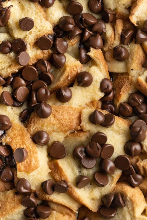 Chocolate Chip Bread Pudding Recipe, French Bread Pudding Recipe, Stale Bread Recipes, Chocolate Chip Bread Pudding, Bread Pudding Dessert, Pudding Desserts Recipes, Banana Bread Pudding, Chocolate Raisins, Aesthetic Foods