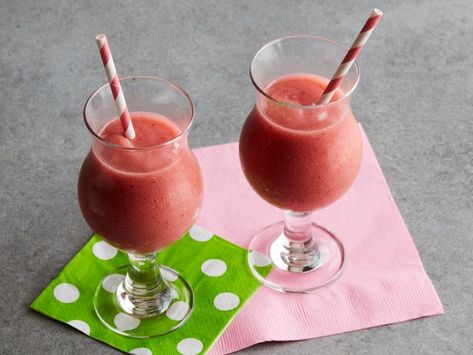 Get NutriBullet® Frozen Strawberry Daiquiri Recipe from Food Network Frozen Margarita Recipe, Strawberry Daiquiri Recipe, Healthy Blender Recipes, Frozen Strawberry Daiquiri, Nutribullet Smoothies, Daiquiri Recipe, Frozen Margarita, Alcohol Beverages, Keto Smoothie