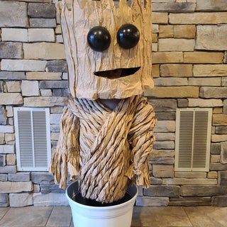 Baby Groot Costume, Groot Costume, Baby Groot Dancing, Perlengkapan Bayi Diy, Groot Dancing, Horror Halloween Costumes, Valentine Boxes, Homemade Halloween Costumes, Little Shop Of Horrors