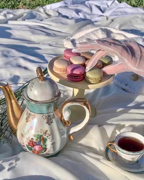 𝒂𝒎𝒂𝒏𝒅𝒂 🥀 on Instagram: “Pistachio, my favorite 🤍” Royalcore Tea Party, Royal Tea Aesthetic, Royal Picnic Aesthetic, Aesthetic Tea Party Outfit, Royalcore Party, Bridgertons Aesthetic Tea Party, Royal Tea Party Aesthetic, Wonderland Tea Party Aesthetic, Tea Party Astethic