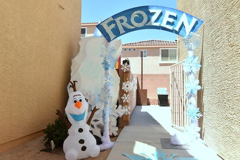 Frozen Theme Door Decoration, Frozen Set Design, Christmas Hallway, Frozen Birthday Party Decorations, Classroom Christmas Decorations, Frozen Decorations, Birthday Decorations At Home, Disney Frozen Birthday Party, Frozen Bday Party