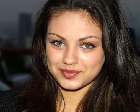 Mila Kunis has heterochromia, 2 different colored eyes. Left eye hazel - right eye green Mila Kunis Eyes, Mila Kunis Makeup, Heterochromia Eyes, Two Different Colored Eyes, Celebrity Eyebrows, Coloured Eyes, Different Colored Eyes, Laura Prepon, Unbelievable Facts