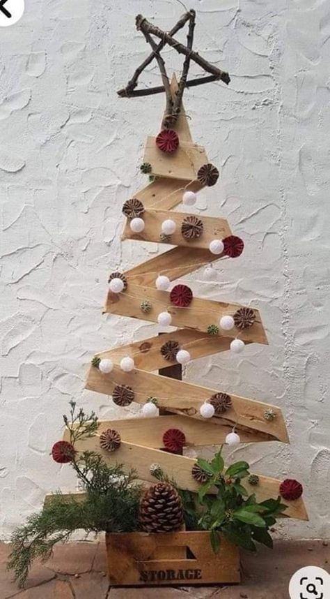 Gold Christmas Tree Ideas, White Christmas Tree Ideas, Christmas Diy Wood, Wooden Christmas Tree Decorations, Ideas Navideñas, Pallet Christmas Tree, Diy Christmas Tree Topper, Flocked Christmas Trees Decorated, Pallet Christmas