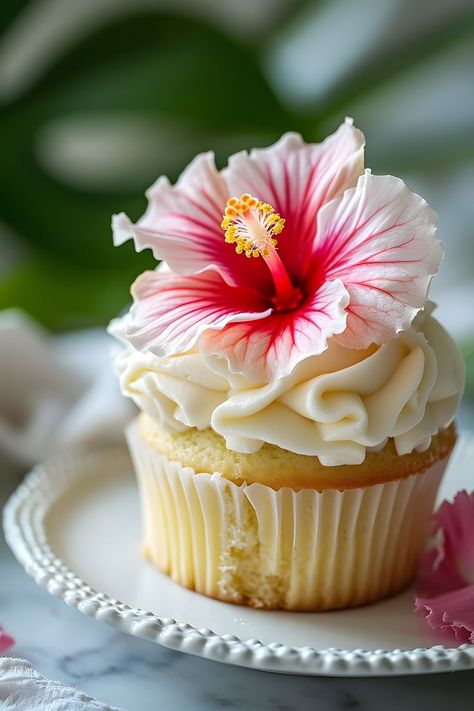 Floral Pastries, Hawaiian Flower Cupcakes, Tropical Cupcakes Decoration, Cute Floral Cupcakes, Hibiscus Flower Cupcakes, Hibiscus Cupcakes, Floral Cupcake Ideas, Hibiscus Flower Cake, Pastel Floral Cupcakes