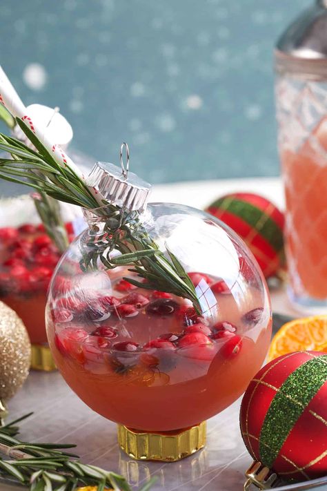 Christmas Ornament Cocktail Recipe Christmas Ornament Drink Ideas, Ornament Cocktail, Cosmopolitan Drink, Easy Holiday Cocktails, Easy Ornaments, Easy Christmas Ornaments, Watch Christmas Movies, Festive Cocktails, Frozen Cranberries