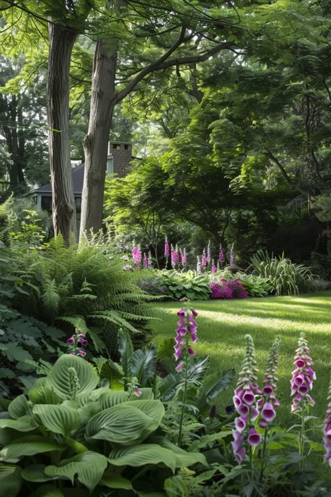 15 Essential Shade-Loving Plants for Your Front Yard Landscaping – Everyday Inspo Large Shade Gardens, Front Yard Perennial Landscaping Ideas, Shady Cottage Garden Plants, Shade Flower Garden, English Garden Landscaping, Tall Shade Plants, Side Yard Ideas, Front Porch Plants, Shade Landscaping