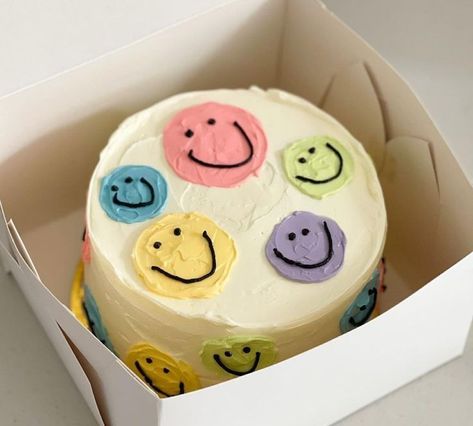 Smiley Face Cakes Aesthetic, Pastel Smiley Face Cake, Smiley Cake Designs, Smiley Birthday Cake, Smiley Face Birthday Cake, Happy Face Cake, Aesthetic Cake Designs, Smiley Face Cake, Smiley Cake