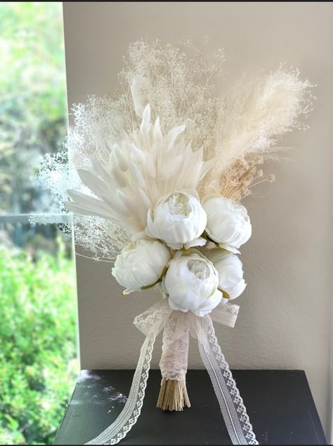 Photoshoot Bouquet, White Peony Bouquet Wedding, Peony Bridal Bouquet, White Peonies Bouquet, Protea Wedding, Simple Wedding Bouquets, Bridal Bouquet Summer, Bridal Bouquet Peonies, Grass Bouquet