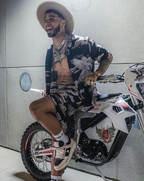 Anuel Aa Wallpaper, Ace Family, Save Outfits, Reebok Black, Pj Shorts, Video Artist, Bowling Shirt, Black And White Sneakers, White Socks