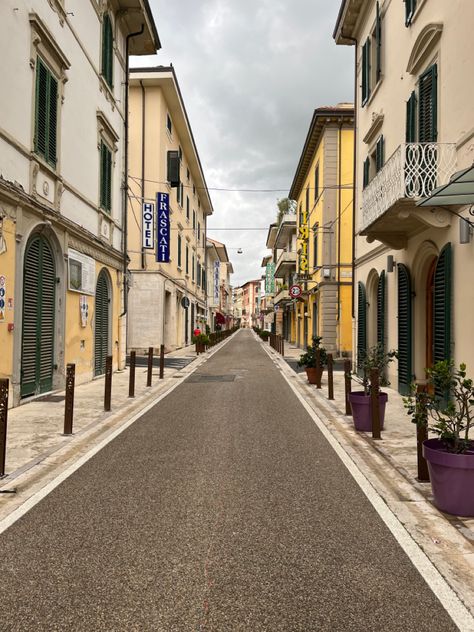 Montecatini Italy, Gestalt Principles, Going To Italy, Streets Of Italy, Montecatini Terme, Aesthetic Italy, Italy Street, Street Aesthetic, Female Pose