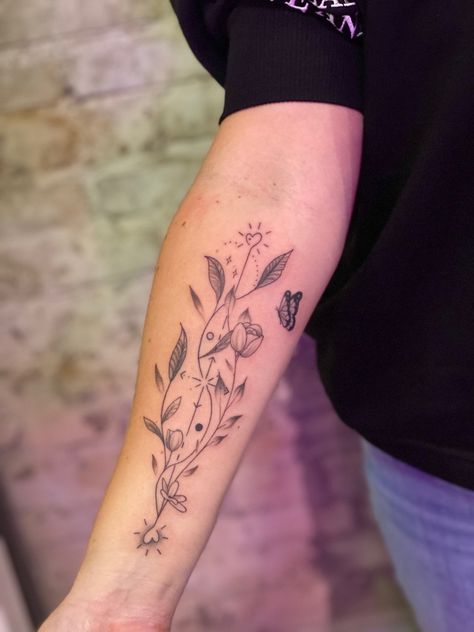 Butterfly Freedom, Tulip Tattoo, Tattoos For Daughters, First Tattoo, Tattoo Inspo, Leaf Tattoos, Tattoo Art, Compass, Flower Tattoo