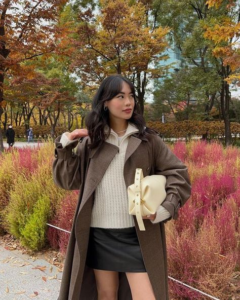 Autumn Outfits In China, Seoul Outfits Fall, Autumn Leaves Outfit, Japan In Autumn Outfit, Seoul Fall Aesthetic, Autumn Outfit Korea, Autumn Outfits In Korea Seoul, Japan Outfit Fall Season, Korea Autumn Aesthetic