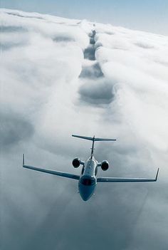 Jets Privés De Luxe, Lear Jet, Flight Art, Jet Privé, Skiathos, Private Plane, Jet Plane, Above The Clouds, Air Travel