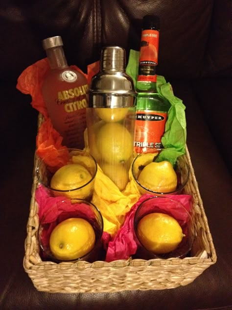 Lemon drop martini gift basket :) Martini Gift Basket, Cocktail Basket, Auction Basket Themes, Vodka Gift Baskets, Drink Gift Basket, Drink Gift Ideas, Cocktail Gift Basket, Basket Raffle, Bunco Ideas