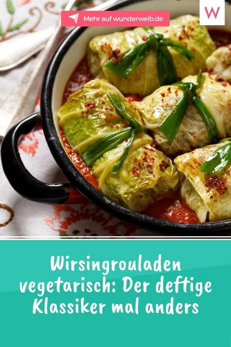 Wirsingrouladen sind vor allem im Winter ein beliebter Klassiker, der Klein und Groß schmeckt. Möchtest du etwas Abwechslung oder dich einfach veggie ernähren? Dann solltest du unseren Wirsingrouladen in vegetarisch ausprobieren. Sie sind deftig, lecker und gut! #rouladen #rezepte #vegetarisch Cabbage Rolls Recipe, Roasted Cabbage, Cooked Cabbage, Fresh Spices, Vegan Cookbook, Cabbage Rolls, Cabbage Soup, Idee Pasto Sano, Sweet Sauce