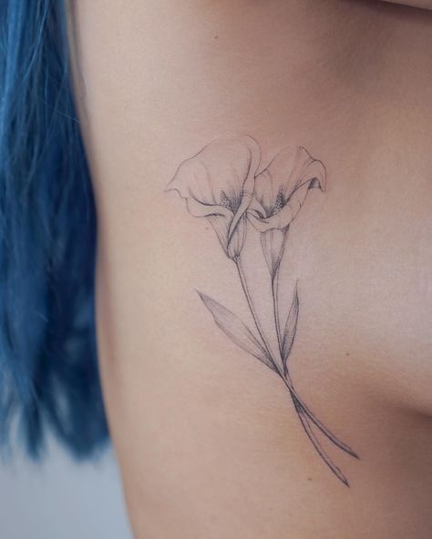 My favorite flower. Love this placement Botanical Tattoo Placement, Single Needle Tattoo Flower, Calla Lily Tattoo Color, Calilily Flower Tattoo, Peace Lilly Tatoos, Peace Lily Tattoo Design, Canna Lily Tattoo, Alcatraz Flower Tattoo, Calilily Tattoo