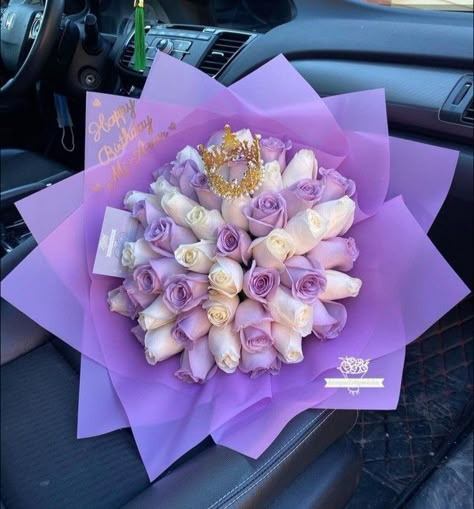 Lavender Ramo, Lilac Roses Bouquet, Purple Flowers Bouquet Birthday, Purple Ramos, Purple Flower Bouquet Aesthetic, Purple Roses Bouquet, Purple And White Roses, Flower Bouquet Purple, Purple Rose Bouquet