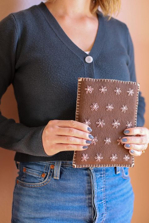 Make an Embroidered Felt Kindle Sleeve — Entertain the Idea Felt Kindle Cover, Embroidered Book Sleeve, Kindle Pouch Diy Free Pattern, Kindle Cover Diy, Diy Kindle Sleeve, Kindle Sleeve Pattern, Book Sleeve Sewing Pattern, Felt Embroidery Projects, Kindle Case Diy