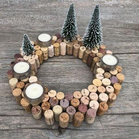 12 idées de couronnes de Noël récup' et nature Advent Wreath Diy, Cork Crafts Christmas, Cork Christmas Trees, Wine Cork Wreath, Christmas Advent Wreath, Wine Cork Diy Crafts, Cork Wreath, Wine Cork Diy, Wine Cork Art