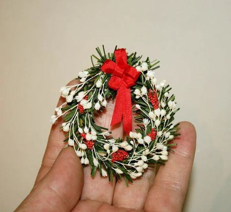 DOLLHOUSE MINIATURES Christmas Wreath Decoration Artisan Handmade Miniature in 12th Scale. From Cosediunaltromondo Italy - Etsy Miniature Christmas Decorations, Christmas Decorations Diy, Dollhouse Christmas, Christmas Decorations Wreaths, Wreath Decoration, Miniature Diy, Christmas Room, Miniature Crafts, Mini Christmas