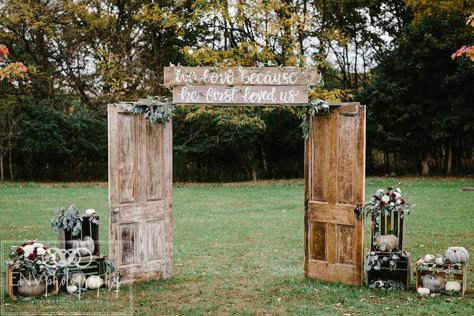 Barn Door Wedding, Country Wedding Reception, Outdoor Country Wedding, Fall Barn Wedding, Wedding Doors, Barn Wedding Reception, Country Style Wedding, Wedding Barn, Gold Diamond Wedding Band