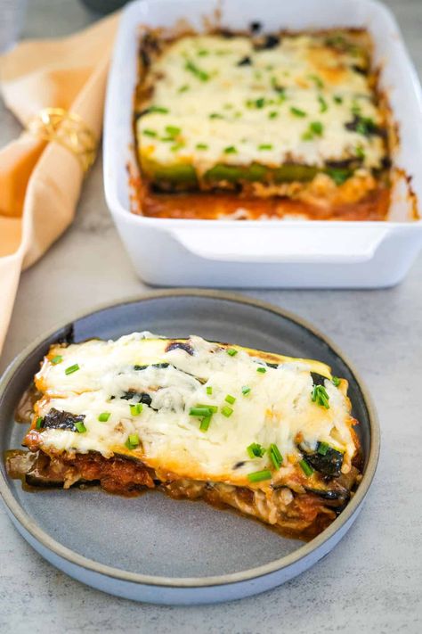 Zucchini Parmigiana - Divalicious Recipes Zucchini Marinara, Zucchini Parmigiana, Chicken Meatballs Healthy, Zucchini Gratin, Zucchini Parmesan, Keto Zucchini, Fast Meals, Baking With Coconut Flour, Parmesan Zucchini