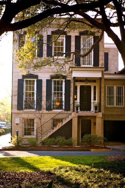 Savannah Georgia Houses, Blue Shutters, Amazing Homes, Savannah Georgia, Dream House Exterior, Pretty House, My Dream Home, Future House, Old House