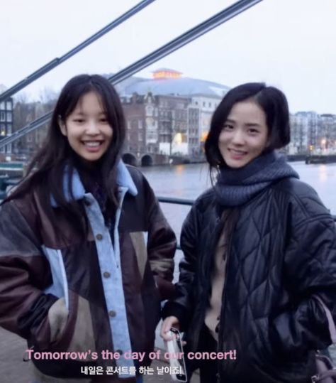 Amsterdam 2022, Jennie And Jisoo, Pink Tour, Jennie Kim Blackpink, Jennie Jisoo, Close My Eyes, Blackpink Photos, Blackpink In Your Area, Blackpink Jisoo