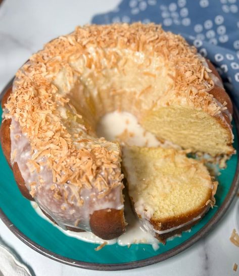 Discover Louisiana Crunch Cake: a moist, southern delight with rich vanilla flavor and a sweet crunch topping. Grab the recipe today! Louisiana Crunch Cake, Crunch Cake Recipe, Crunch Topping, Southern Louisiana, Cajun Creole Recipes, Crunch Cake, Creole Recipes, Vanilla Flavor, Vanilla Flavoring