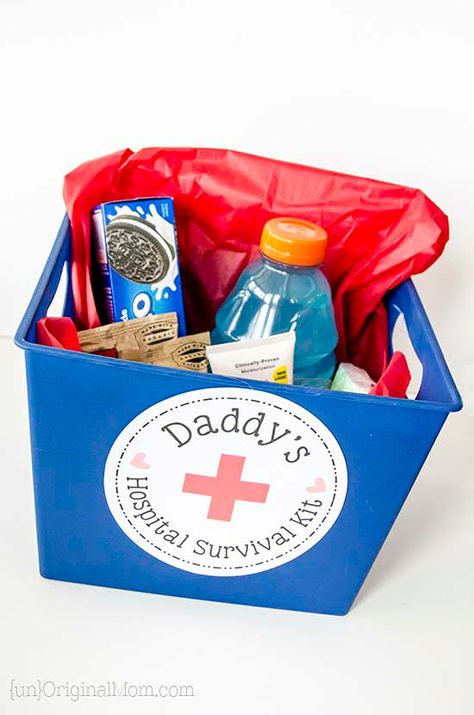 Put together a small "hospital survival kit"  for the daddy-to-be - a great list of things to include in daddy's hospital bag!  (includes a free printable label!) Gifts For Dad Diy, Hospital Survival Kit, Small Hospital, Hospital Bag Checklist, Baby Checklist, Baby Gift Basket, List Of Things, Baby Diy, Gifts For New Dads