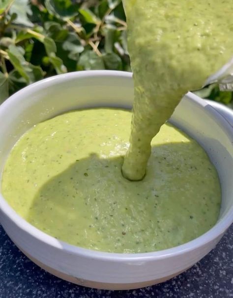 Green Salsa Recipe Tomatillos, Spicy Salsa Recipe, Avocado Tomatillo Salsa, Mexican Avocado, White Bean Soup Recipes, Mild Salsa, Slow Cooked Chicken, Easy Salsa, Tomatillo Salsa