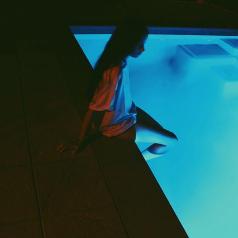 Pool Shooting, Pool Shoot, Pool At Night, Swimsuits Photoshoot, Pool Photography, Pool Picture, Night Swimming, Night Aesthetic, Cool Pools