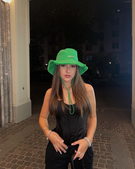 Jacquemus Hat Outfit, Jaquemus Hat, Jacquemus Hat, Hat Outfit, Brunette Balayage Hair, Balayage Brunette, Outfits With Hats, Balayage Hair, Elegant Woman