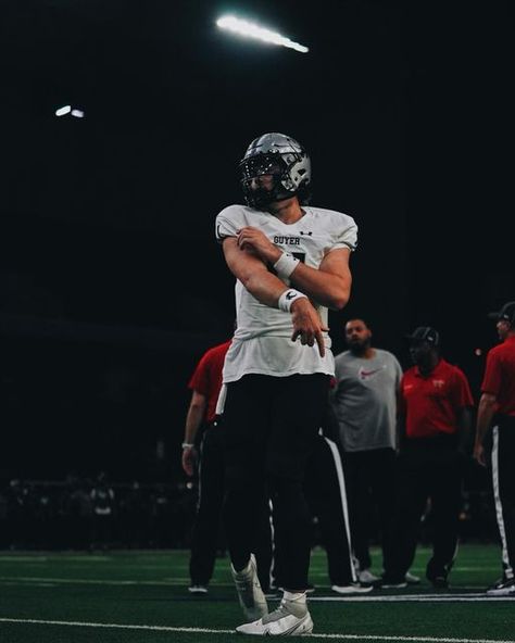 Jackson Arnold on Instagram: "Nothing but love for this program. Wouldn’t trade these past four years for anything 💙" Qb Drip Football, Qb Drip, Drip Ideas, John Bosco, Football Drip, Football Pics, Nothing But Love, Houston Cougars, Football Pictures