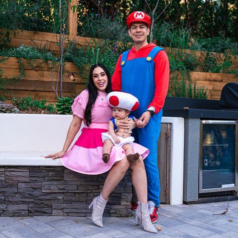 Toadette Diy Costume, Matching Customes, Super Mario Halloween Costumes Family, Toad Costume Diy, Mario Family Halloween Costumes, Baby Mario Costume, Peaches Costume, Toadette Costume, Nintendo Costumes