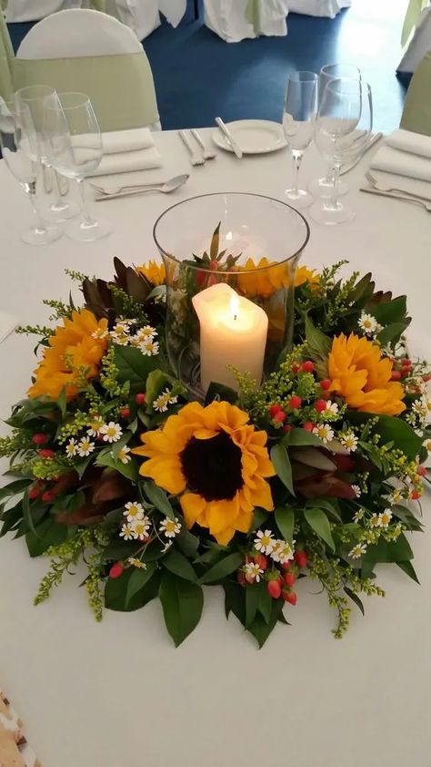 Rustic Fall Wedding Centerpieces Wedding Table Decor, Simple House Wedding Decorations, Sunflower Themed Quinceanera, Sunflowers Centerpieces, Sunflower Table Centerpieces, Sunflower Wedding Centerpieces, Wedding Table Arrangements, Sunflower Wedding Decorations, Wedding Table Themes