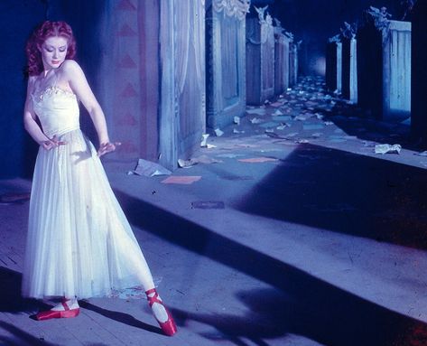 The Red Shoes. D. Michael Powell and Emeric Pressburger (1948) Moira Shearer, The Red Shoes 1948, Ballet Inspired Fashion, The Red Shoes, Fritz Lang, Septième Art, Great Films, Classic Movies, Film Stills