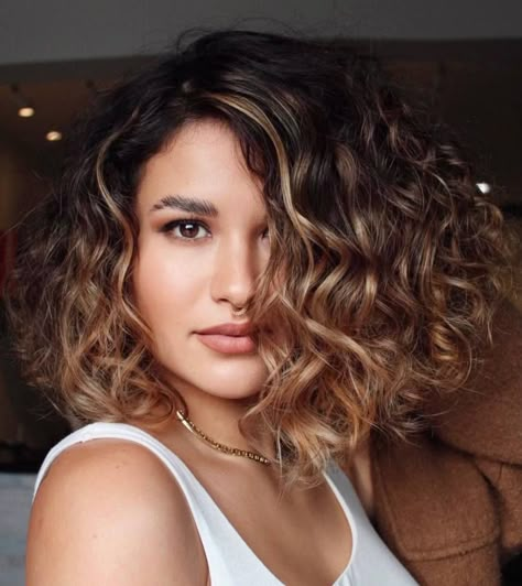 Curly Lob Haircut, Round Face Curly Hair, Cabello Aesthetic, Medium Curly Haircuts, Hair Round Face, Copper Blonde, Fall Hair Cuts, Pixie Haircut For Thick Hair, Colored Curly Hair