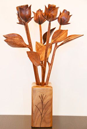 Beautiful handcrafted wooden roses, perfect for your 5th anniversary. One single rose $19.95 Wood Turning Flowers, Wooden Roses Ideas, Wooden Tulips, Wood Flower Sculpture, Wood Flower Vase, 5th Anniversary Gift Ideas, 5th Wedding Anniversary Gift, Homemade Wedding Gifts, 25th Anniversary Gifts