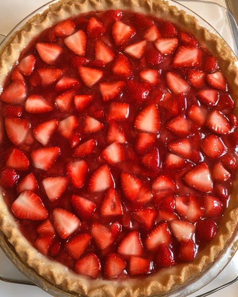 😋😍 𝗢𝗹𝗱-𝗙𝗮𝘀𝗵𝗶𝗼𝗻𝗲𝗱 𝗦𝘁𝗿𝗮𝘄𝗯𝗲𝗿𝗿𝘆 𝗣𝗶𝗲 👌🥰 Indulge in the sweet and tangy flavors of this strawberry white chocolate pie! Ingredients: 1 (9-inch) pie dough round to create the crust ¼ cup white chocolate chips for a creamy and sweet surprise 6 ½ cups fresh strawberries, washed and sliced for a burst of flavor 1 cup granulated sugar to balance the tartness 1 teaspoon vanilla for added depth 3 ½ tablespoons cornstarch to thicken the filling ½ cup water to create a smooth consistency 1 ½ tablespoons ... White Chocolate Pie, Strawberry White Chocolate, Chocolate Pie, Strawberry Pie, Chocolate Pies, Pie Dough, Fresh Strawberries, White Chocolate Chips, Fresh Strawberry