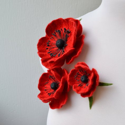 Felt Poppies, Red Flower Necklace, Fabric Flower Pins, Poppy Necklace, Poppy Brooches, Felt Roses, Fabric Flower Brooch, Ribbon Jewelry, Felt Brooch