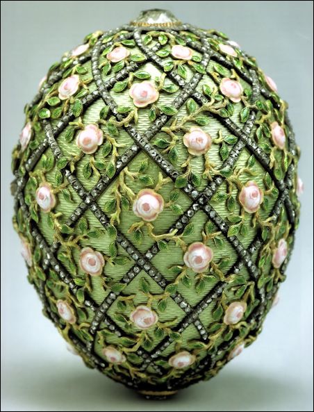 (Tillander-Godenhielm, Fabergén suomalaiset mestarit, 2011, 131) Fabrege Eggs, Rose Trellis, Tsar Nicholas, Miniature Portraits, Faberge Eggs, Imperial Russia, Egg Art, Pink Enamel, Egg Decorating