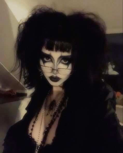 @dixinfernaal instagram Trad Goth Outfits, Goth Makeup Looks, Trad Goth Makeup, Goth Eye Makeup, Traditional Goth, Goth Subculture, Alt Makeup, Goth Hair, Goth Look