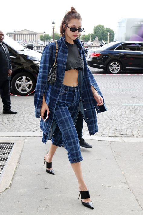 Denim Capri Outfit, Capri Pants Outfits, Toned Physique, Capri Outfits, Jeans Street Style, The In Between, Bella Hadid Outfits, Pedal Pushers, Ootd Outfit