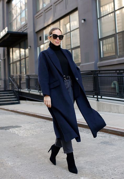 Navy & Black fashion Blue Coat Street Style, Navy Black Outfit, Navy Blue Coat Outfit, Navy Coat Outfit, Oversized Coat Outfit, Blue Coat Outfit, Black Capsule Wardrobe, Black Outfit Ideas, Navy Winter Coat